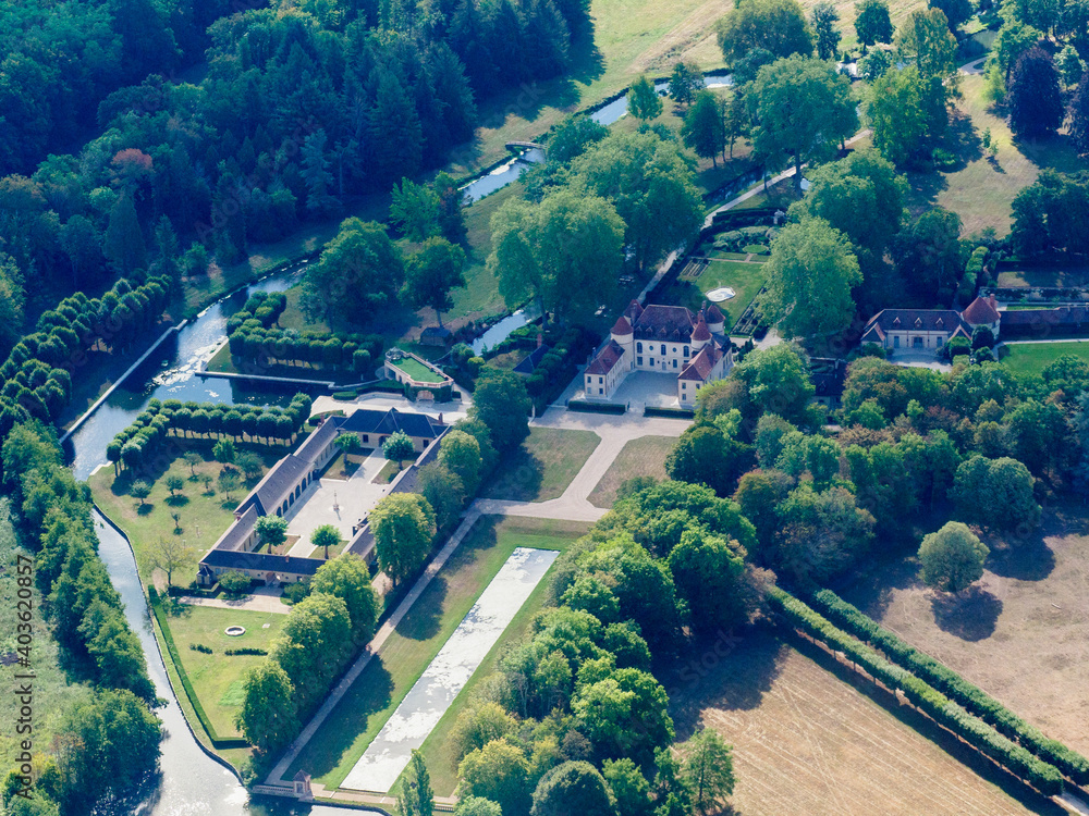 vue aérienne du château de Chatillon-Coligny et du canal de Briare dans le Loiret en France