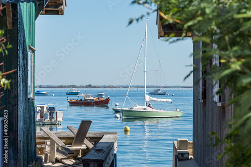 CAP FERRET (Bassin d'Arcachon, France), pinasse traditionnelle et voilier vus du village ostréicole de L'Herbe