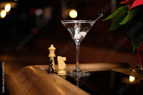 Obraz na płótnie Martini gibson cocktail near chess Queen's Gambit