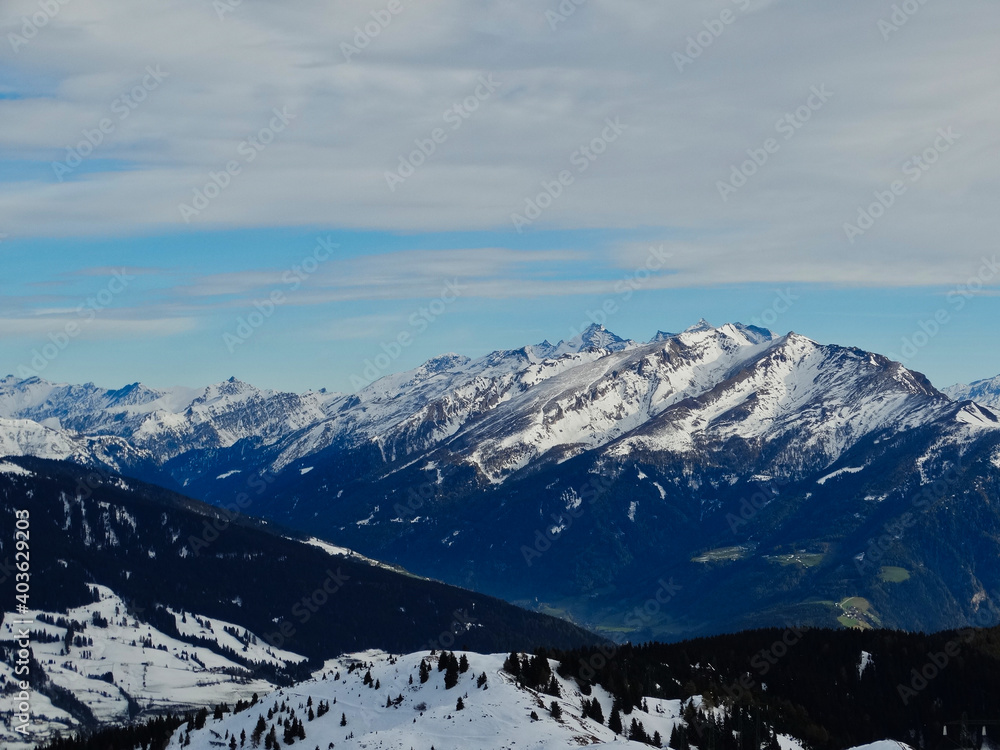 Blick auf Bergmassive in Südtirol, aufgenommen am Gipfel des Jaufenpasses