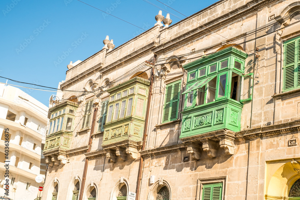 Fototapeta premium traveling the beautiful streets of Malta with old historical and new modern buildings