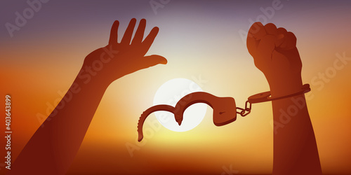Concept des droits de l’homme avec deux mains levées qui se libèrent de leurs menottes, devant le symbole d’un soleil couchant.