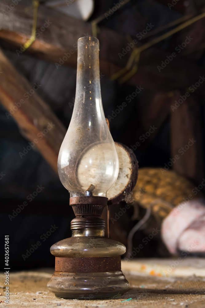 Fototapeta Stara lampa naftowa na strychu - lampka, szkło, zbiór winogron,  fototapety | Foteks