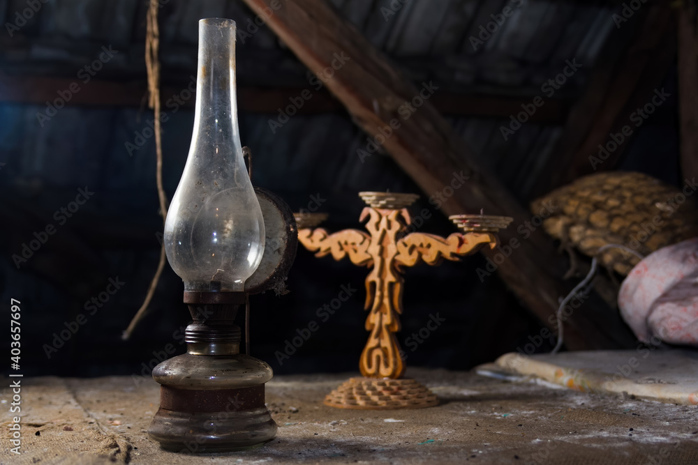 Stara lampa naftowa i świecznik na strychu - obrazy, fototapety, plakaty 