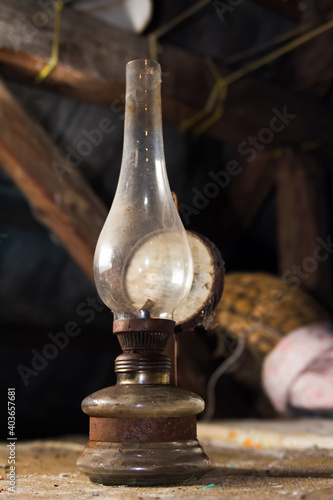 Obraz na płótnie Stara lampa naftowa na strychu - lampka, szkło, zbiór  winogron, fototapety | Foteks