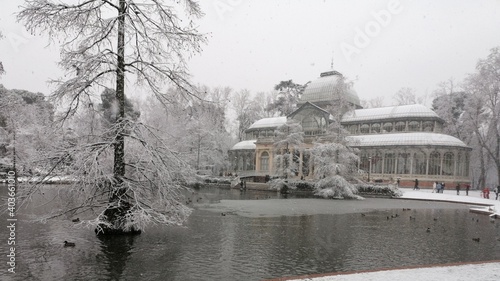 palacio de cristal nevado temporal Madrid Filomena blanco photo