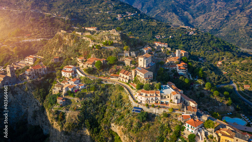 Foto Aerial view of Savoca village in Sicily, Italy