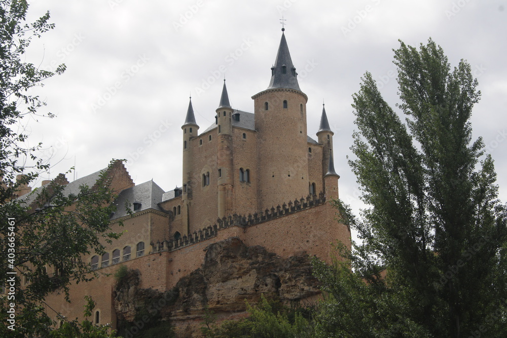 Alcázar de Segovia desde el prado abajo