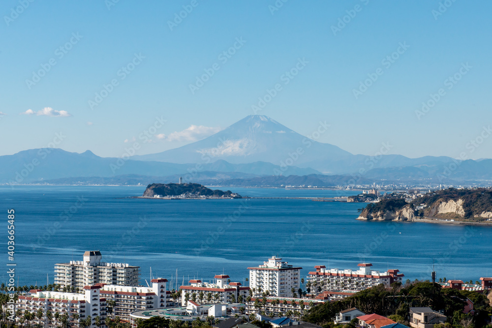 富士山と海と江ノ島　神奈川県逗子市披露山公園からの眺め