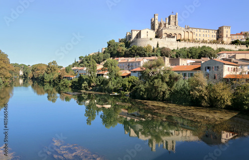 La cathédrale Saint-Nazaire de Béziers se reflétant dans la rivière Orb.