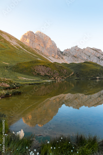 Le Lac de Peyre avec les montagnes se refl  tant dans l eau au coucher du soleil  dans les Alpes  en France