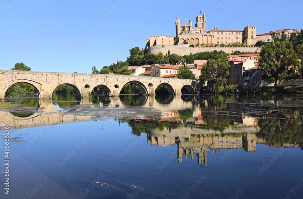 Le pont vieux à Béziers franchissant l' Orb et surplombé par la cathédrale Saint-Nazaire.