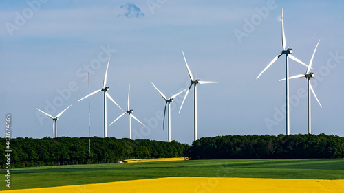 Un peu trop d'éoliennes dans ce paysage photo