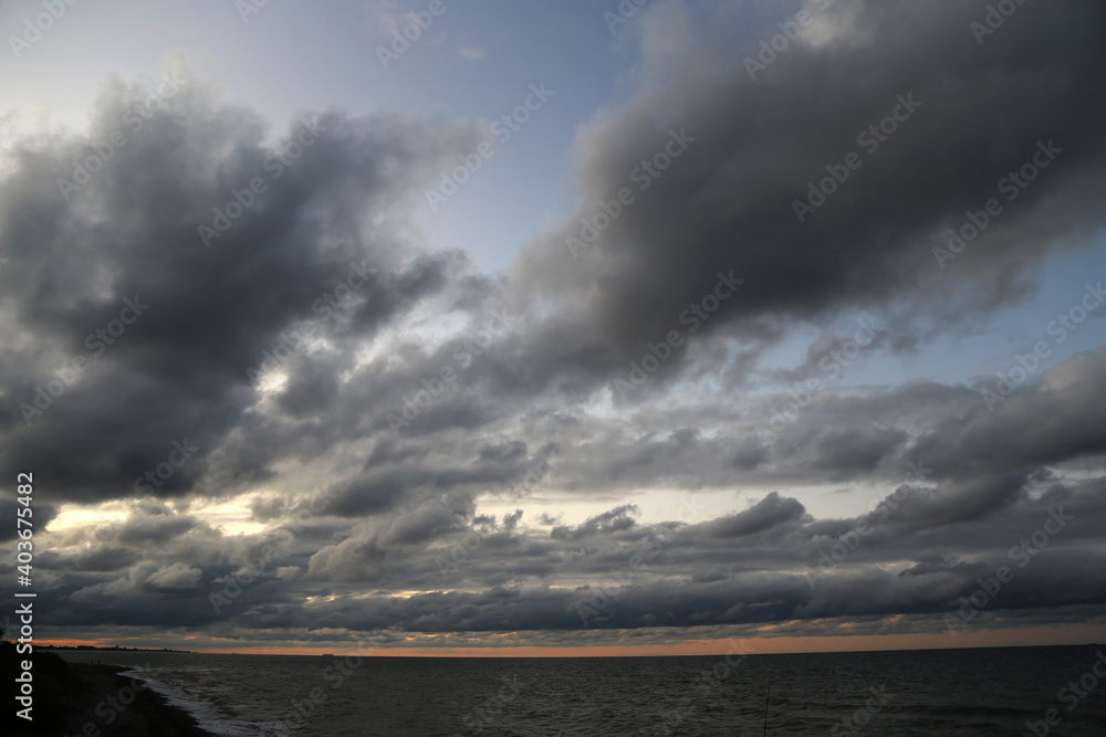 Dramatischer Himmel zur Blauen Stunde an der Ostsee im Herbst