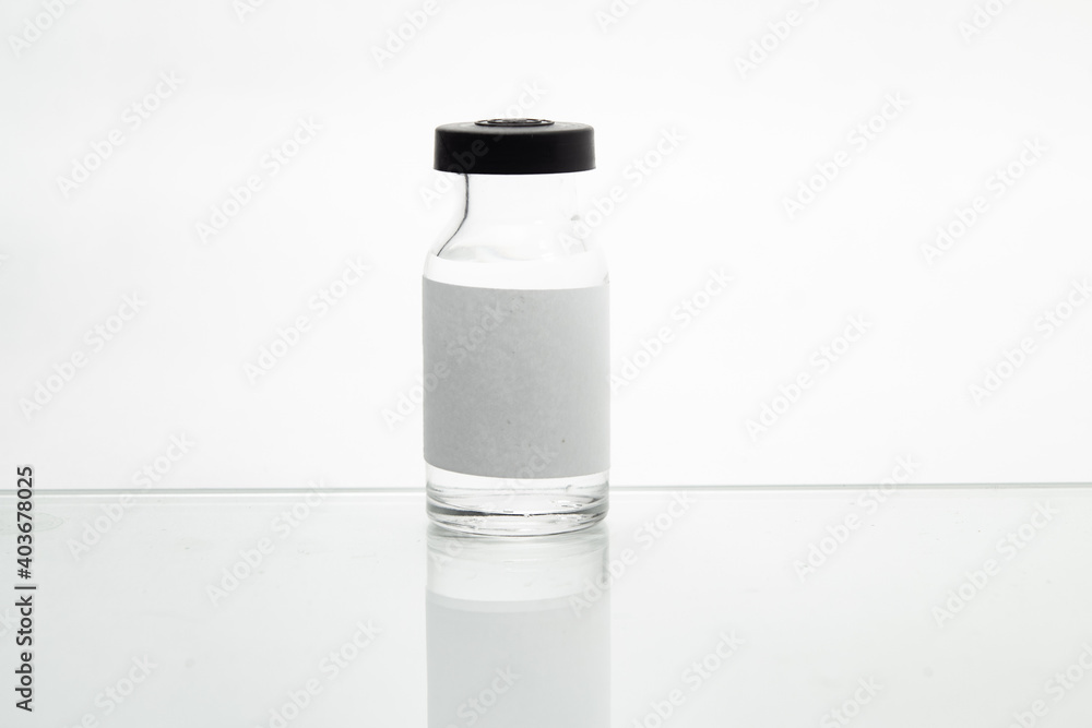 Vidro de vacina sobre a superfície branca de uma mesa. Vidro de vacina sobre a superfície branca de uma mesa.