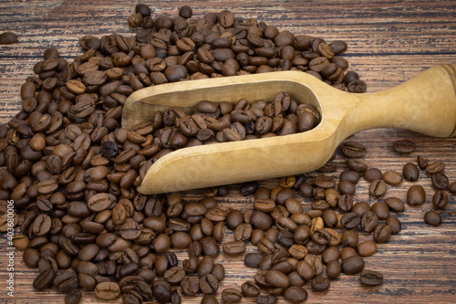 grains de café dans une cuillère en bois
