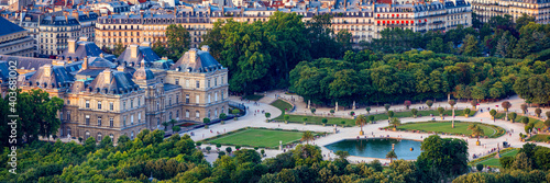 Φωτογραφία The Luxembourg Palace in The Jardin du Luxembourg or Luxembourg Gardens in Paris, France