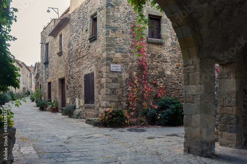 Fototapeta Naklejka Na Ścianę i Meble -  Rincones y localizaciones del pequeño pueblo de Monells, en la provincia de Girona, en el noreste de Catalunya