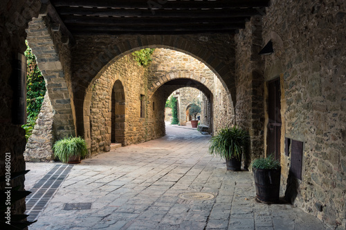 Rincones y localizaciones del peque  o pueblo de Monells  en la provincia de Girona  al noreste de Catalunya