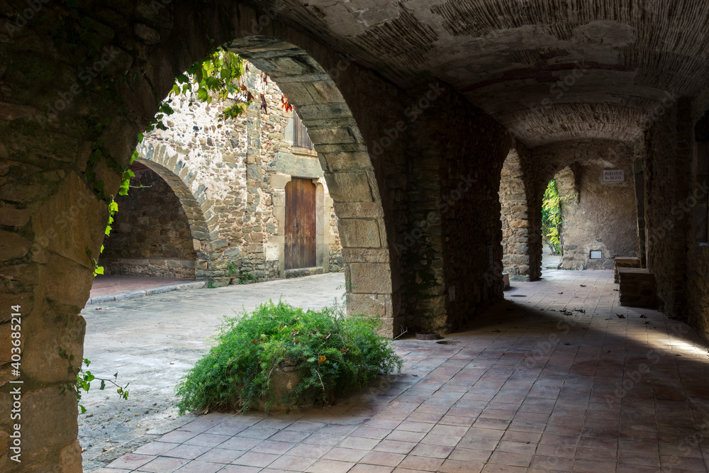 Obraz premium Rincones y localizaciones del pequeño pueblo de Monells, en la provincia de Girona, al noreste de Catalunya