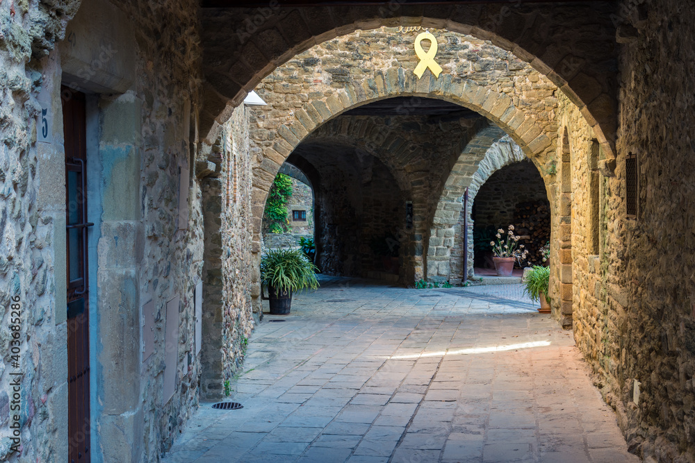 Rincones y localizaciones del pequeño pueblo de Monells, en la provincia de Girona, al noreste de Catalunya