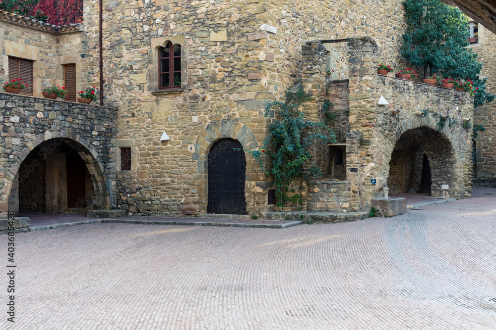 Rincones y localizaciones del pequeño pueblo de Monells, en la provincia de Girona, al noreste de Catalunya Rincones y localizaciones del pequeño pueblo de Monells, en la provincia de Girona, al noreste de Catalunya