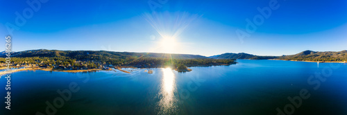 Tableau sur toile Big Bear Lake bay view with sunrise over lake