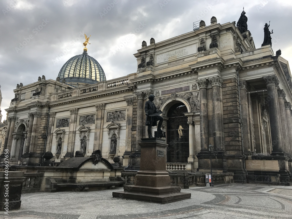 Obraz premium Or maybe not come back at all?