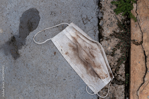 Máscaras de proteção contra Covid-19, descartadas de maneira inapropriada na rua. photo