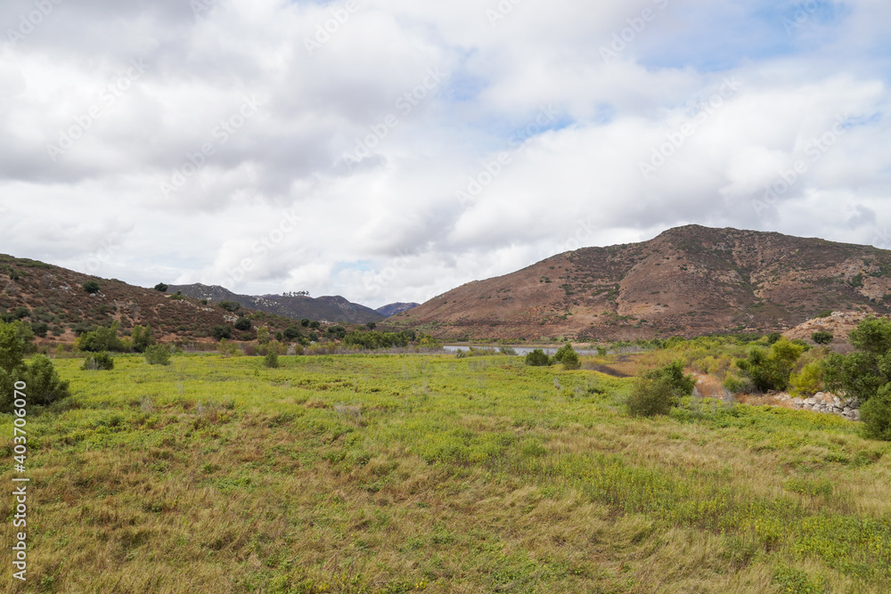 Fototapeta premium Inland Lake Hodges and Bernardo Mountain, great hiking trail and water activity in East San Diego County, California, USA 