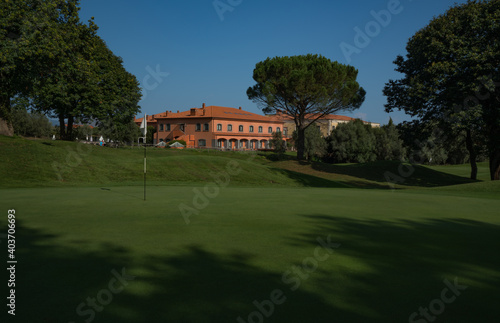 Fototapeta Il Picciolo golf course green nr. 18 and clubhouse Sicily Italy