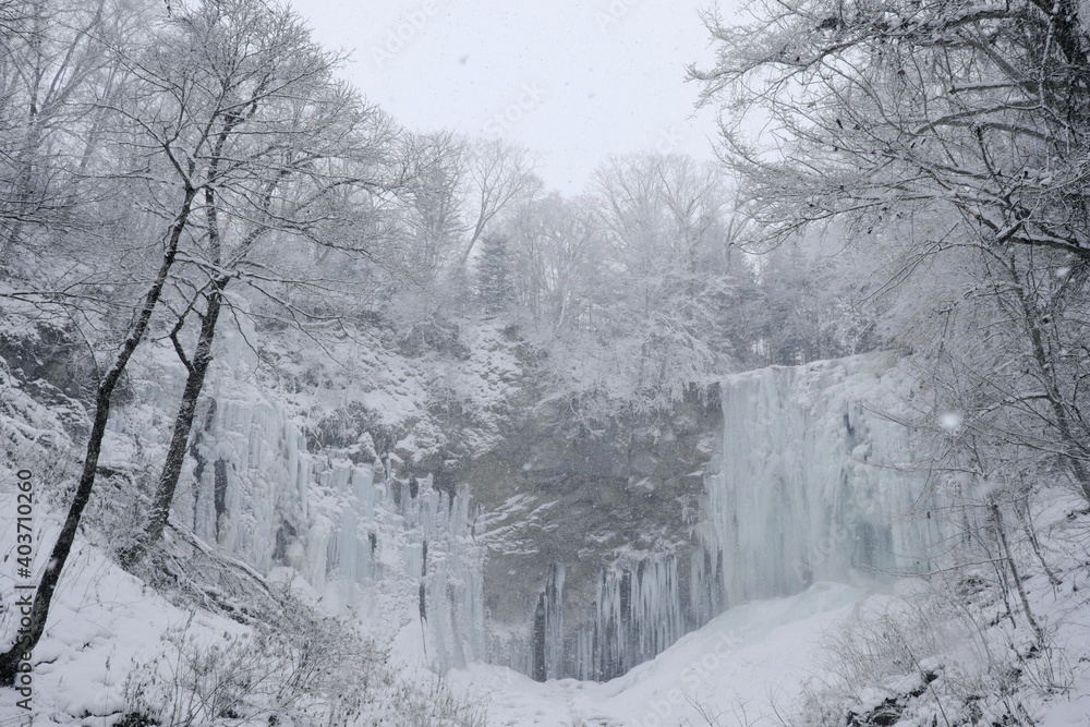凍るアシリベツの滝	
