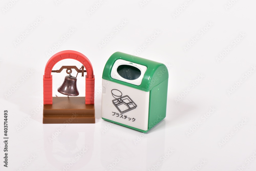 玩具のゴミ箱と鐘