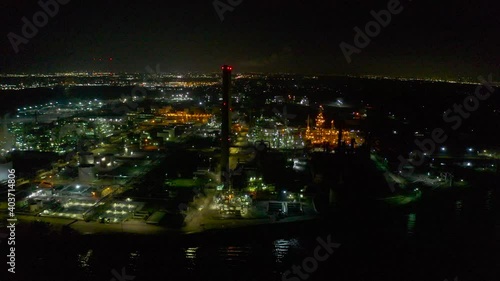 Wallpaper Mural oil refinery at night Torontodigital.ca