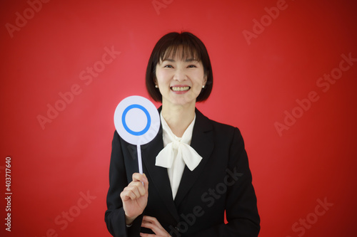 Wallpaper Mural 〇札を持つ女性社員イメージ Torontodigital.ca