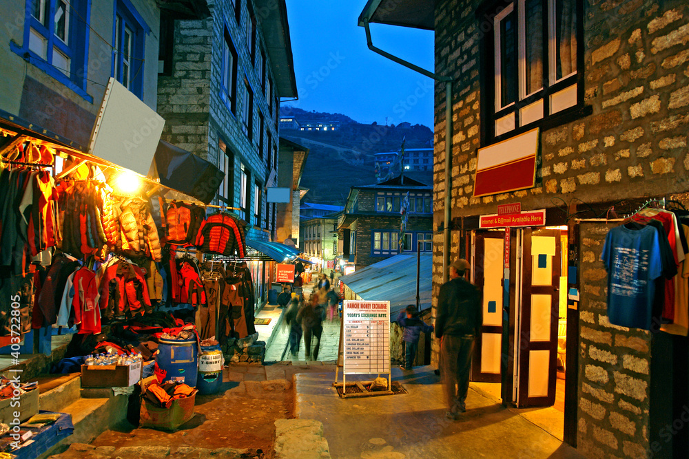 Obraz premium Rua comercial no vilarejo Nanche, Cordilheira do Himalaia. Nepal. Asia