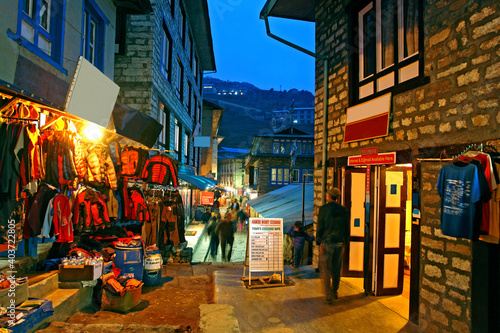 Rua comercial no vilarejo Nanche, Cordilheira do Himalaia. Nepal. Asia