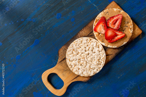 Cuadro en lienzo rice crackers, whit fruits on table blue