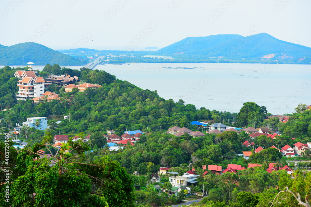 Obraz premium A bird's-eye view of the town and the fishing community. From the top of the mountain at the highest point of Koh Yor, Songkhla Province, Thailand