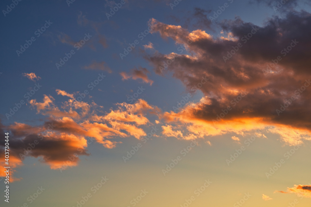 オレンジ色の夕焼け雲に染まった空
