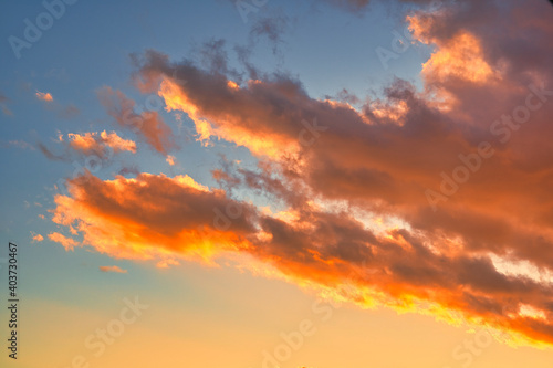 オレンジ色の夕焼け雲に染まった空