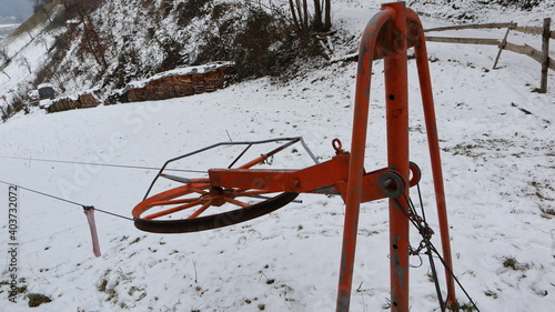 antiker Skilift mit Griff zum Ziehen in Tirol photo