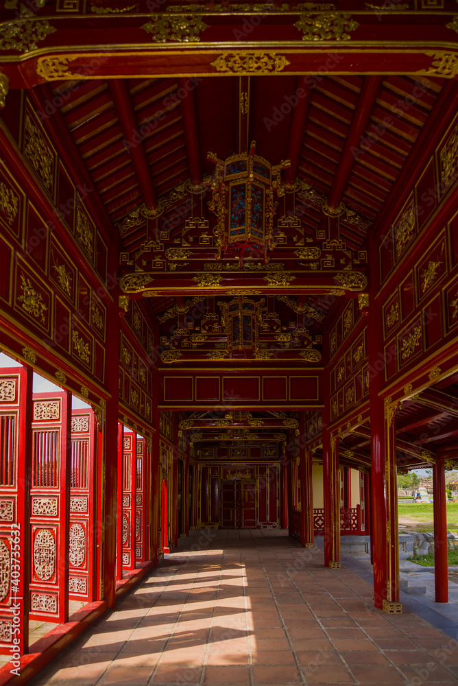 Obraz premium Interior of the country gallery of the Imperial Palace. Forbidden Purple City. Hue, Vietnam
