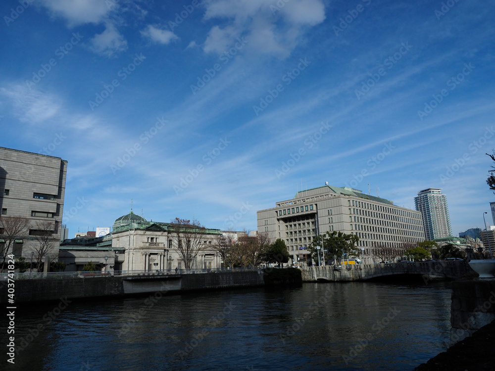 淀屋橋北詰めの大阪市市役所と日本銀行大阪支店を土佐堀川対岸から望む