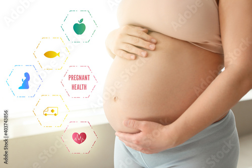 Young pregnant woman with h...