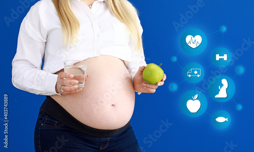 Young pregnant woman with h...