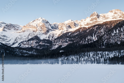 Bellissimo paesaggio del lago di tovel completamente ghiacciato