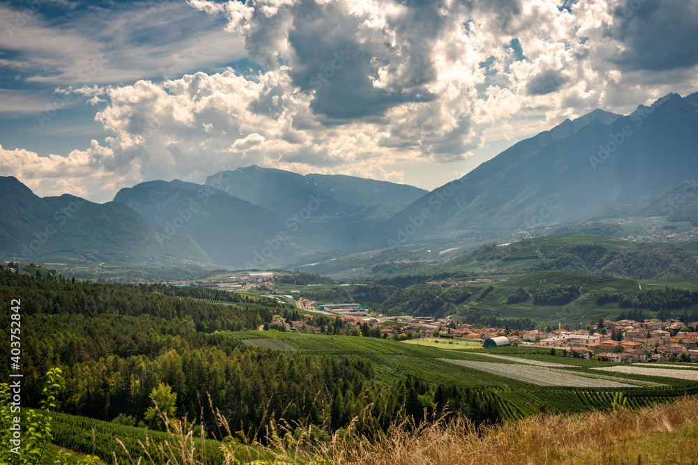 Fototapeta premium meravigliosa vista sulle montagne vicino Coredo