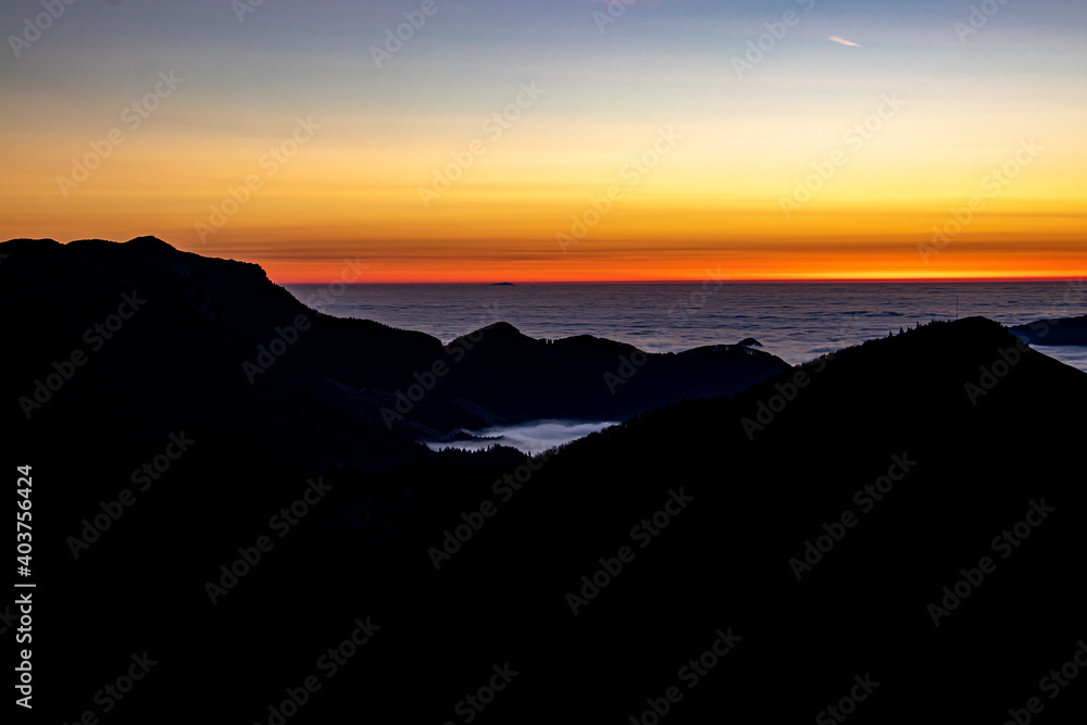 Obraz premium Sea of clouds in the valley, morning