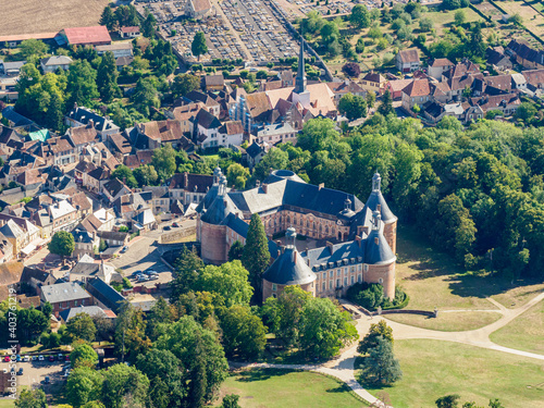 vue aérienne du château de Saint Fargeau dans l'Yonne en France